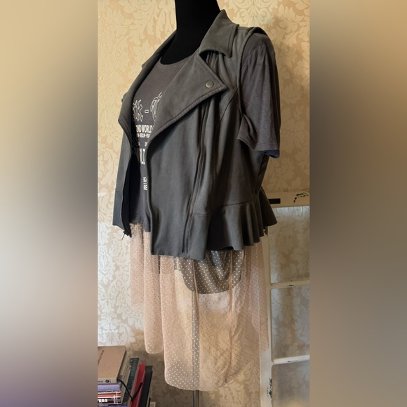 Super Cute Cloud Chaser Peplum Top With Asymmetric Pink Lace Skirt! - Picture 7 of 12